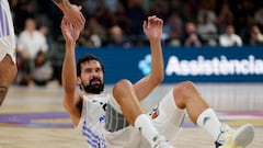 El base del Real Madrid, Sergio Llull, durante el partido correspondiente a la fase regular de la EuroLiga de baloncesto entre el Barça y el Real Madrid, este jueves en el Palau Blaugrana de Barcelona.