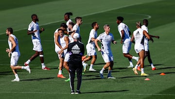 El técnico italiano Carlo Ancelotti supervisa a sus jugadores durante el entrenamiento del Real Madrid celebrado este sábado en la Ciudad deportiva de Valdebebas, previo a su partido de LaLiga ante el RCD Mallorca.