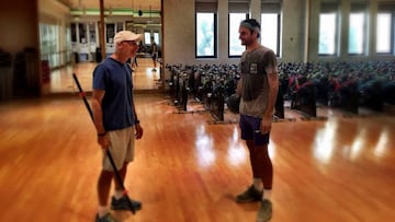 Roger Federer suda la camiseta en el gimnasio durante su preparación de cara a la temporada 2018.