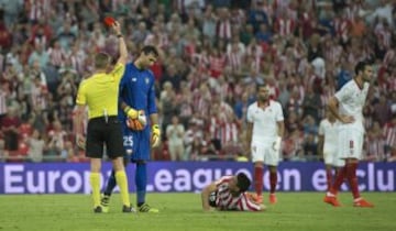 El árbitro Hernández Hernández expulsó a Sirigu por agredir a Aduriz.