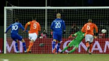 Sigurdsson haciendo uno de los goles con los que Islandia gan&oacute; a Holanda.