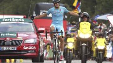 Mikel Landa cruza victorioso la meta de Cortals D'Encamp.