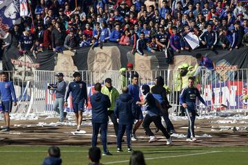 Hinchas de Universidad de Chile realizan el tradicional Banderazo previo al Superclsico. En la fotografía el entrenador Frank Kudelka, Isaac Diaz y Angelo Henriquez.