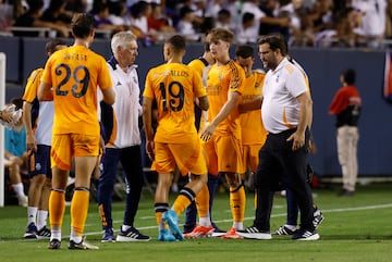Ancelotti con los jugadores durante el encuentro.