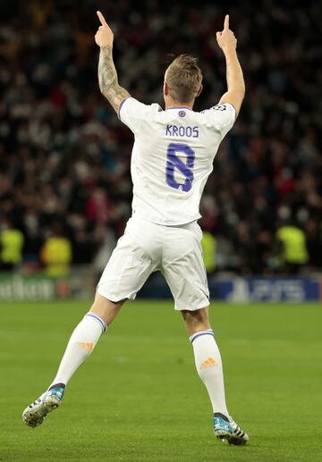 Toni Kroos ha jugado con el Real Madrid hasta el momento 463 partidos en los que ha marcado 28 goles y ha dado 98 pases de gol. Es el alemán con más partidos como madridista.