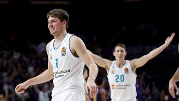 El base esloveno del Real Madrid Luka Doncic (i) durante el partido de la decimosegunda jornada de la Euroliga que Real Madrid y FC Barcelona Lassa disputan hoy en el Wizink Center de Madrid.