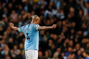 Vincent Kompany fue el héroe de la jornada para el Manchester City, ya que su golazo al ángulo ante Leicester le permite al equipo de Pep Guardiola llegar a la última fecha como líder de la Premier League con un punto más que el Liverpool.