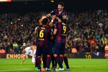 El delantero argentino del FC Barcelona Lionel Andrés Messi es manteado por sus compañeros tras conseguir su segundo gol, con el que se convierte en el máximo goleador de la historia de la Liga superando a Telmo Zarra con 252 goles, durante el partido correspondiente a la duodécima jornada de Liga que disputan FC Barcelona y Sevilla FC en el Camp Nou.