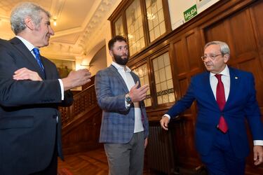 El golfista John Rahm recibió el premio Dama Bilbaina 2023 en los salones de la Sociedad Bilbaina en reconocimiento a su trayectoria deportiva.
