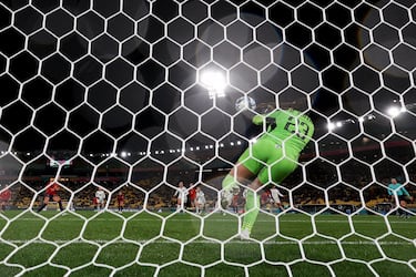 La portera costarricense Daniela Solera detiene el disparo de  penalti de la mediocampista española Jennifer Hermoso.