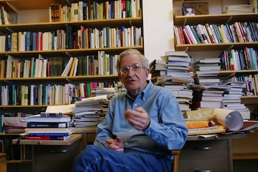 Noam Chomsky, psicolingüista: “No deberíamos estar buscando héroes, deberíamos perseguir buenas ideas”