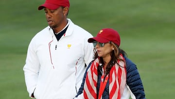 Tiger Woods recorre el green junto a Erica Herman en la Presidents Cup en el Liberty National Golf Club.