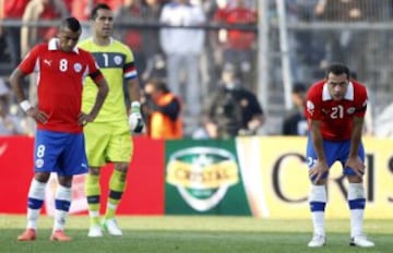 Futbol, Chile vs Colombia
Eliminatorias para Brasil 2014.
El jugador de la seleccion chilena Marcelo Diaz, derecha, se lamenta tras el tercer gol de Colombia durante el partido clasificatorio al mundial de Brasil 2014 disputado en el estadio Monumental en Santiago, Chile.