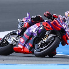 Martín lidera y Márquez arranca segundo y con caída