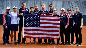 Los norteamericanos se impusieron 3-0 a Serbia en la Copa Davis para conseguir su boleto a los Cuartos de Final y ahora enfrentar&aacute;n a B&eacute;lgica o Hungr&iacute;a.