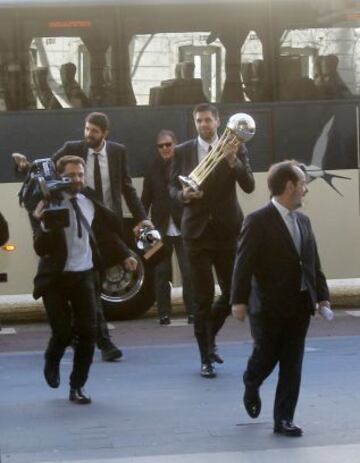 Felipe Reyes con el trofeo a su llegada al Ayuntamiento.