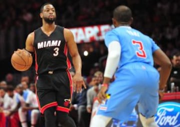 Dwyane, esta temporada, defendido por Paul.