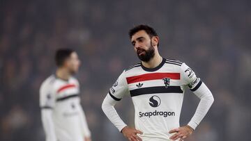 Soccer Football - Premier League - Wolverhampton Wanderers v Manchester United - Molineux Stadium, Wolverhampton, Britain - December 26, 2024 Manchester United's Bruno Fernandes looks dejected after being shown a red card Action Images via Reuters/Matthew Childs EDITORIAL USE ONLY. NO USE WITH UNAUTHORIZED AUDIO, VIDEO, DATA, FIXTURE LISTS, CLUB/LEAGUE LOGOS OR 'LIVE' SERVICES. ONLINE IN-MATCH USE LIMITED TO 120 IMAGES, NO VIDEO EMULATION. NO USE IN BETTING, GAMES OR SINGLE CLUB/LEAGUE/PLAYER PUBLICATIONS. PLEASE CONTACT YOUR ACCOUNT REPRESENTATIVE FOR FURTHER DETAILS..