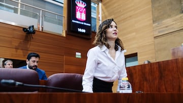 La presidenta de la Comunidad de Madrid, Isabel D¨ªaz Ayuso, a su llegada a una sesi¨®n plenaria en la Asamblea de Madrid, a 14 de marzo de 2024, en Madrid (Espa?a). La Asamblea de Madrid es hoy escenario del primer choque entre la izquierda --PSOE y M¨¢s Madrid-- y de la presidenta auton¨®mica, Isabel D¨ªaz Ayuso, tras conocerse la denuncia de la Fiscal¨ªa Provincial contra su pareja por dos delitos fiscales, delitos de defraudaci¨®n tributaria y uno de falsedad de documento mercantil por los que se habr¨ªan evadido casi 351.000 euros.
14 MARZO 2024;PLENO;PAREJA;HACIENDA;FISCAL?A;EVASI?N
Carlos Luj¨¢n / Europa Press
14/03/2024