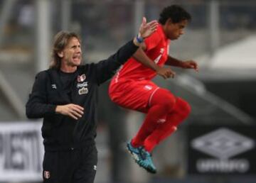 LIM27. LIMA (PERÚ), 03/06/2015.- El director técnico de Perú, el argentino Ricardo Gareca, dirige ante México hoy, miércoles 3 de junio de 2015, durante un partido amistoso preparatorio para la Copa América 2015, celebrado en Lima (Perú). EFE/Paolo Aguilar