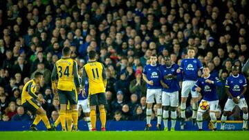 PP01 LIVERPOOL (REINO UNIDO), 13/12/2016.- Alexis S&aacute;nchez (i) de Arsenal anota ante Everton durante un partido correspondiente a la Liga Premier inglesa disputado en el Goodison Park de Liverpool hoy, 13 de diciembre de 2016. EFE/PETER POWELL
 SOLO