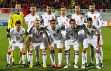 B2-5305. Shkoder (Albania), 09/10/2016.- Players of Spain line up before the FIFA World Cup 2018 qualifying group G soccer match between Albania and Spain in Shkoder, Albania, 09 October 2016. (España, Mundial de Fútbol) EFE/EPA/ARMANDO BABANI