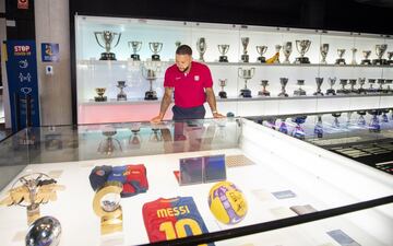 El delantero neerlandés Memphis Depay llegó ayer día 19 de julio a Barcelona y hoy se ha entrenado por primera vez con el resto de la plantilla a las órdenes de Koeman. 