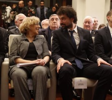 Manuela Carmena charla con Sergio Llull. 