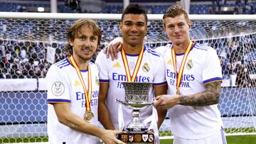 Casemiro, flanqueado por Modric y Kroos, sostiene la Supercopa de Espa&ntilde;a conquistada por el Real Madrid en enero en Riad (Arabia Saud&iacute;).