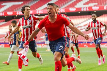 
El fichaje del uruguayo cambió la dimensión del Atlético. El Barcelona le enseñaba la puerta de salida y Suárez demostraría que todavía estaba para el primer nivel como regalo caído del cielo para Simeone. En su debut, doblete contra el Granada saliendo desde el banquillo. Un total de 21 dianas en Liga que supusieron 21 puntos para el Atlético y le dieron el título de Liga. Incluido el gol del campeonato en Valladolid y de la remontada contra Osasuna en la penúltima jornada. Un killer siempre es un killer. Jugaría una temporada más en el Atlético (13 tantos) antes de despedirse de Europa como uno de los mayores goleadores del siglo.
