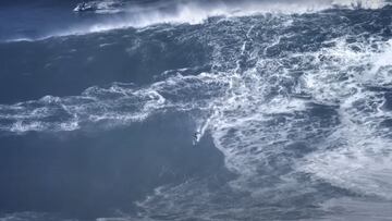 El surfista Tony Laureano surfea una de las mayores olas de la historia en Nazar&eacute; (Portugal) durante el swell XXL que rompi&oacute; en Praia do Norte el 29 de octubre del 2020, fruto del hurac&aacute;n Epsilon. 