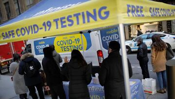 People wait for COVID-19 testing at a mobile testing location along 5th avenue amid the spread of the coronavirus disease (COVID-19) in New York City, New York, U.S., December 13, 2021. REUTERS/Mike Segar