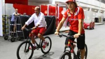 <b>EN FORMA. </b>Emilio Botín, con Alonso ayer en bici en Singapur.