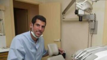 David García atiende a pacientes por las tardes en la clínica después de entrenar con la UE Cornellà. Es odontólogo.