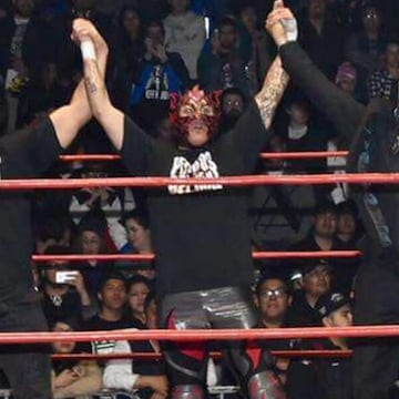 Con la salida de su hermano Penta El Zero M de AAA en 2017, llegó junto con algunos de los integrantes a un evento independiente como integrante, sin embargo al poco tiempo y por temas legales cambiaron el nombre del grupo.