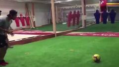 "A lo Matigol": Pajarito Valdés imita el tiro libre de Fernández