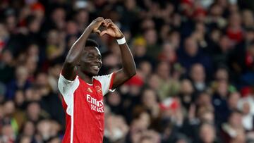 Bukayo Saka, jugador del Arsenal, celebra un gol.