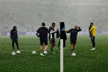 El calentamiento se vi車 afectado por una lluvia torrencial con granizo.
