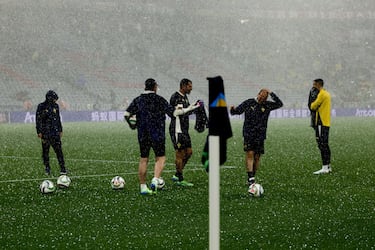 El calentamiento se vió afectado por una lluvia torrencial con granizo. 