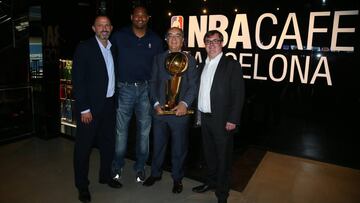 Chus Bueno, Robert Horry, a la izquierda.