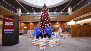 Correa y Herrera con algunos de los regalos donados.