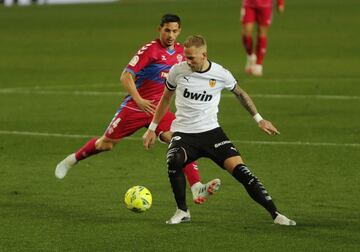 Racic protege el balón. / David González