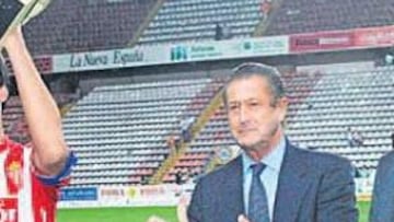 <b>PASADA EDICIÓN. </b>El capitán del Sporting recoge el trofeo de segundo clasificado de la temporada pasada frente al Racing de Santander.
