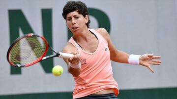 Carla Suarez devuelve una bola a Wang Qiang durante su partido de Roland Garros.