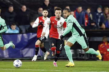 Rotterdam (Netherlands), 28/11/2023.- Quilindschy Hartman of Feyenoord (C) in action against Memphis Depay of Atletico Madrid during the UEFA Champions League group E soccer match between Feyenoord and Atletico Madrid in Rotterdam, the Netherlands, 28 November 2023. (Liga de Campeones, Países Bajos; Holanda) EFE/EPA/SEM VAN DER WAL
