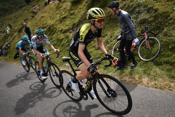 (FromL) Spain's Peio Bilbao, Austria's Gregor Muhlberger and Great Britain's Simon Yates ride in a breakaway during the twelfth stage of the 106th edition of the Tour de France cycling race between Toulouse and Bagneres-de-Bigorre, on July 18, 2019. (Photo by Marco Bertorello / AFP)