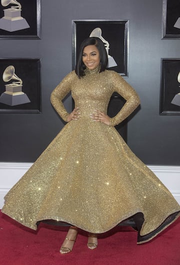 La cantante estadounidense Ashanti posa a su llegada al Madison Square Garden de Nueva York, para participar de la 60 edición de los Premios Grammy