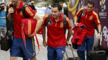 Los jugadores de la selección española de fútbol, de izda a dcha, Fernando Llorente, Xavi Hernández y Pedro Rodríguez a su llegada hoy, al hotel en el que el equipo español permanecerá concentrado en Kiev, ciudad en la que el próximo domingo disputará la final de la Eurocopa 2012.