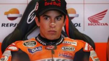 Marc Márquez, en el box de su equipo durante la sesión de calificación en el circuito de Silverstone.