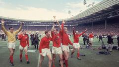 El, 30 de julio de 1966, Bobby Charlton se proclama campeón del mundo con Inglaterra. En la imagen Bobby Charlton levanta el trofeo tras la victoria de Inglaterra por 4-2 tras la prórroga sobre Alemania Occidental en la final de la Copa del Mundo en el estadio de Wembley, el 30 de julio de 1966. Entre sus compañeros de equipo que celebran con él se encuentran el portero Gordon Banks y Alan Ball. a su derecha y el capitán del equipo Bobby Moore (1941 - 1993) a su izquierda.